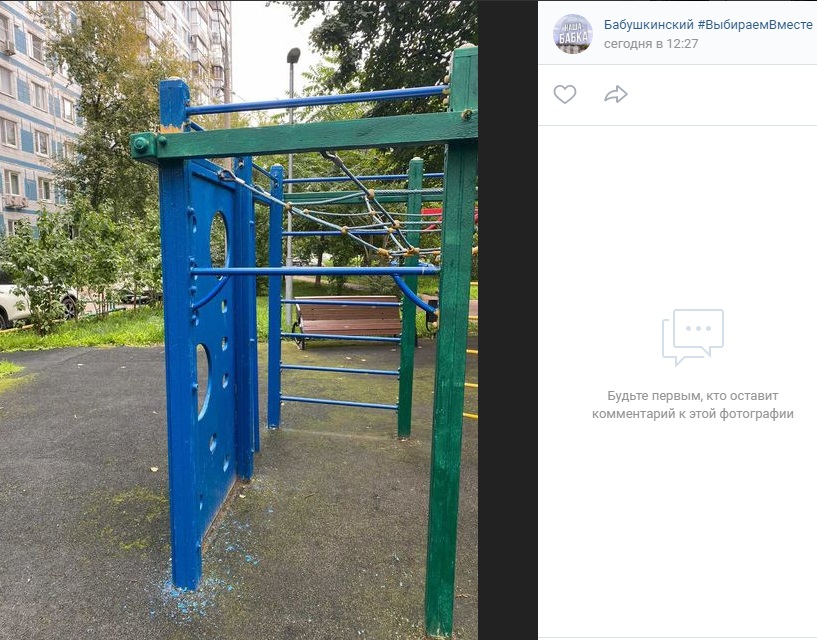 Во дворе дома на Чичерина покрасили детскую площадку