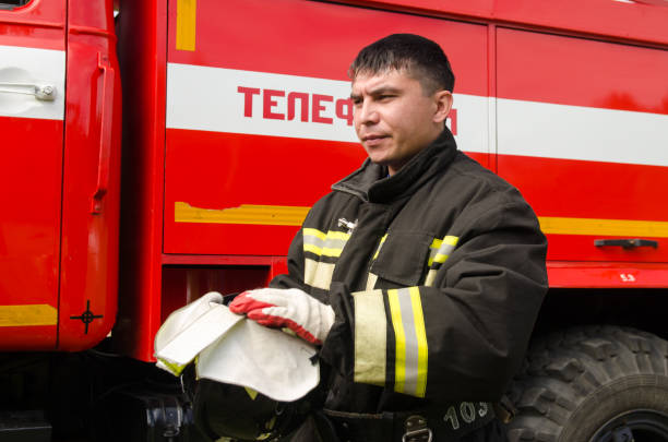 В подъезде дома на Верхоянской загорелась обшивка двери