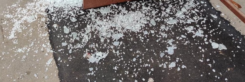 Вандалы разбили стекло на остановке у станции метро «Бабушкинская»