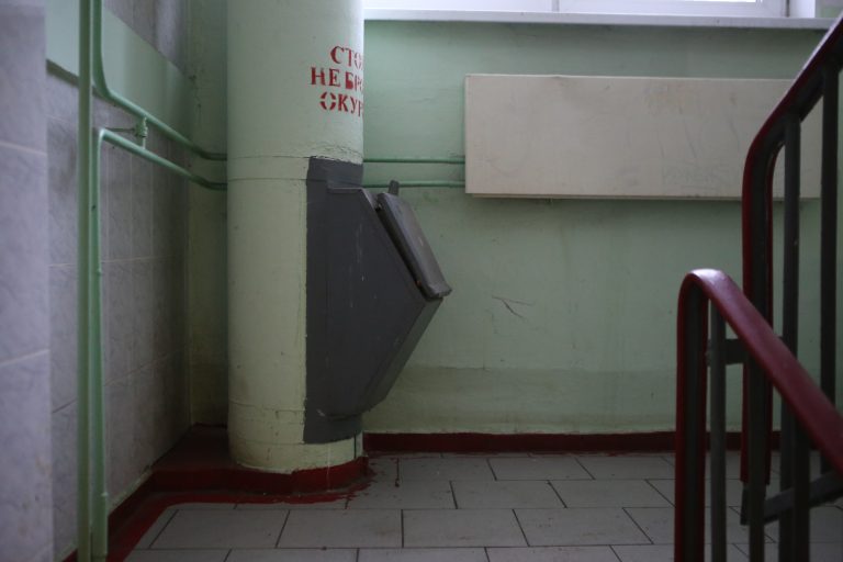 В подъезде дома на Менжинского прочистили ствол мусоропровода