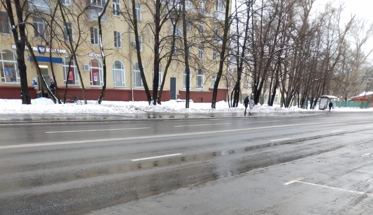 Парковочные карманы на Менжинского очистили от снега