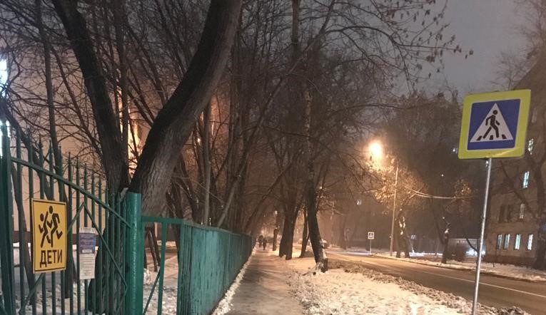 Тротуары во дворе на Ленской очистили от наледи и снега