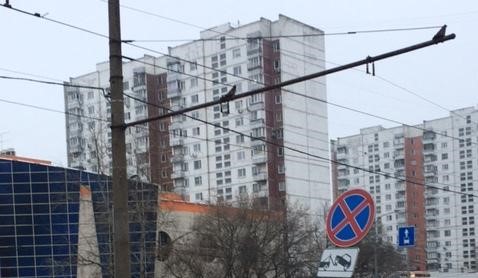 На Менжинского восстановили покосившийся дорожный знак