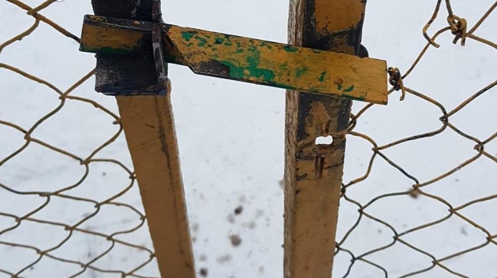 В сквере на Искры отремонтировали замок на площадке для выгула собак