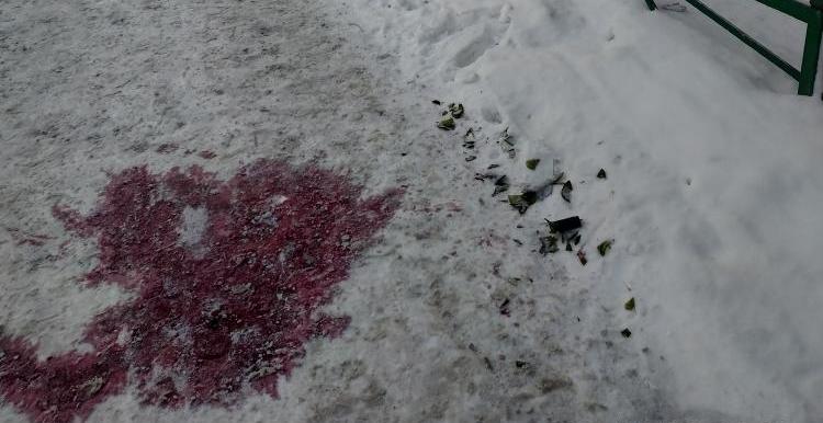 Месиво из вина, стекла и снега убрали во дворе на Енисейской