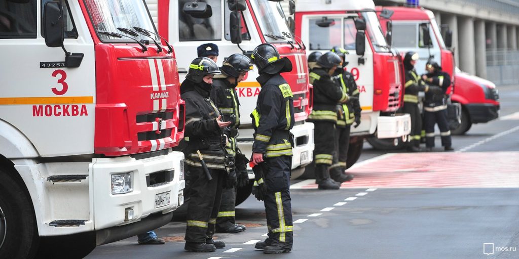 При пожаре в доме на Енисейской эвакуировали женщину и ребенка